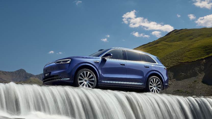 汽车停在雪地上
AI 生成的内容可能不正确。